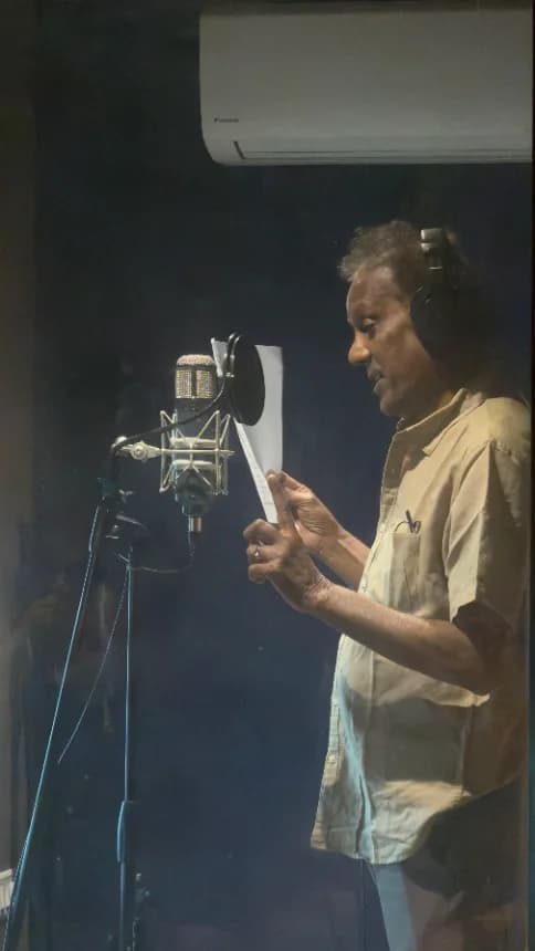 Celebrity at the mic wide